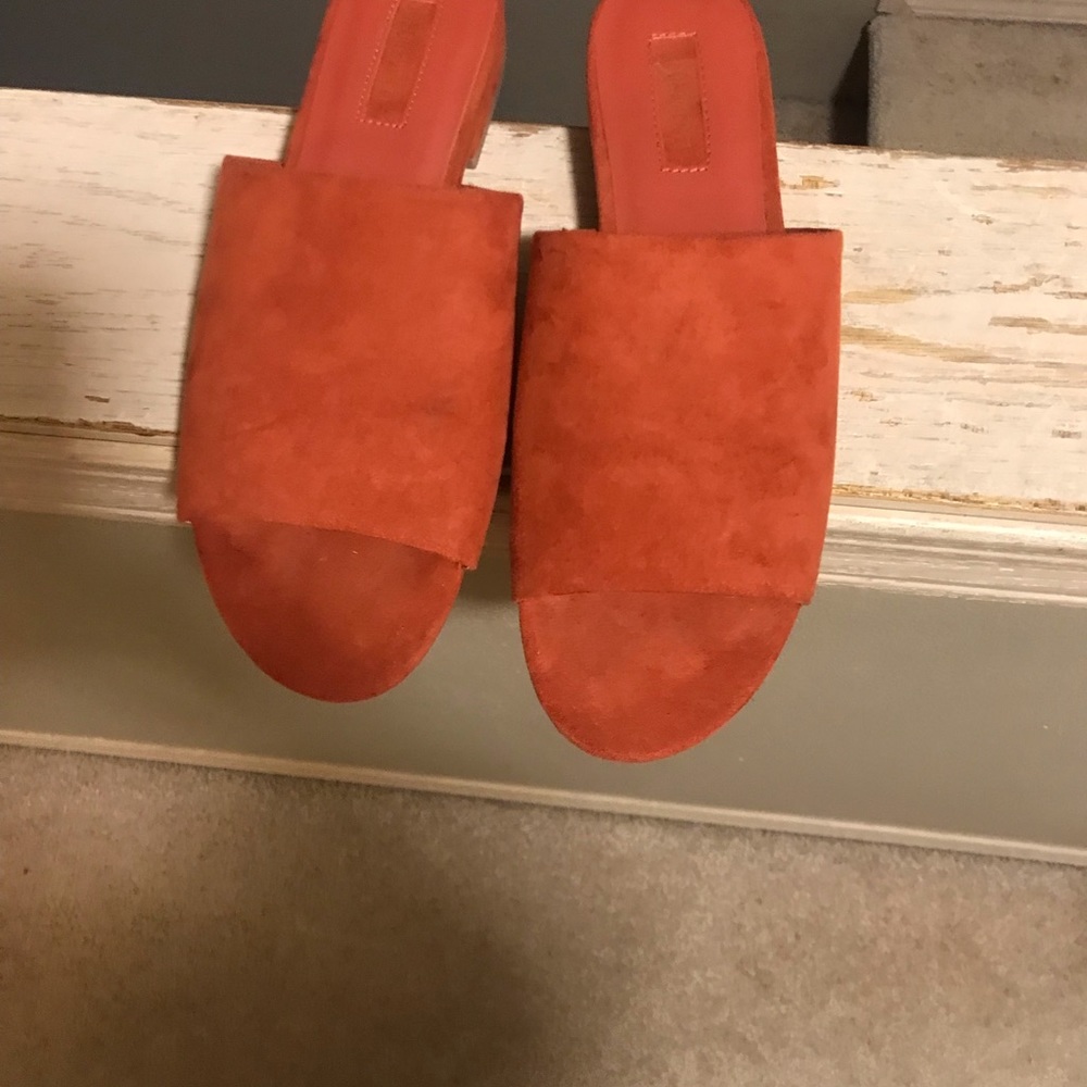 Forever 21 Size 7 flat sandals in excellent condition. Rust color